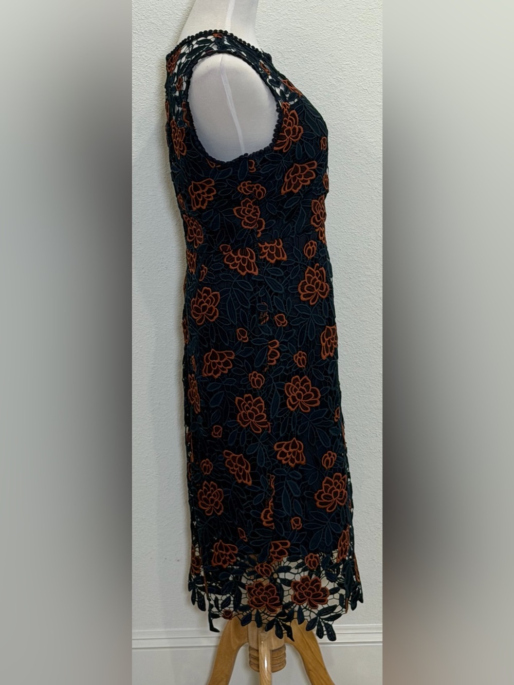 Cupcakes and Cashmere Mandolin Floral Lace Dress 8 Floral Embroidered Lace Party - Picture 4 of 12